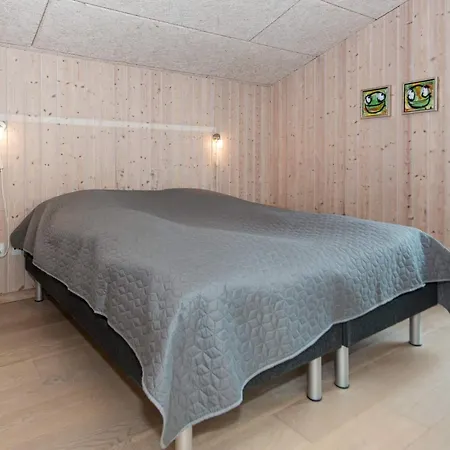 6 Person In Bjert-by Traum *