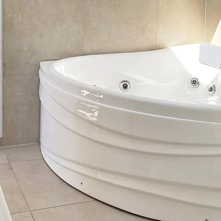 6 Person In Bjert-by Traum