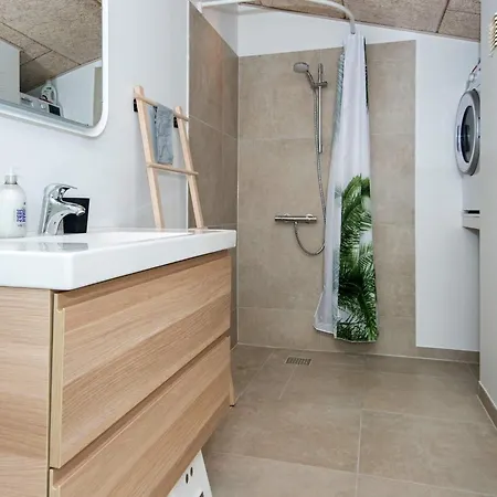 6 Person In Bjert-by Traum *