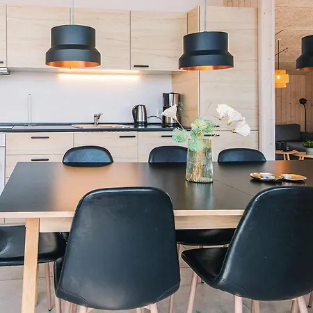 6 Person In Bjert-by Traum