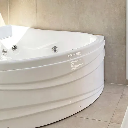 6 Person In Bjert-by Traum