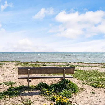 6 Person In Bjert-by Traum *